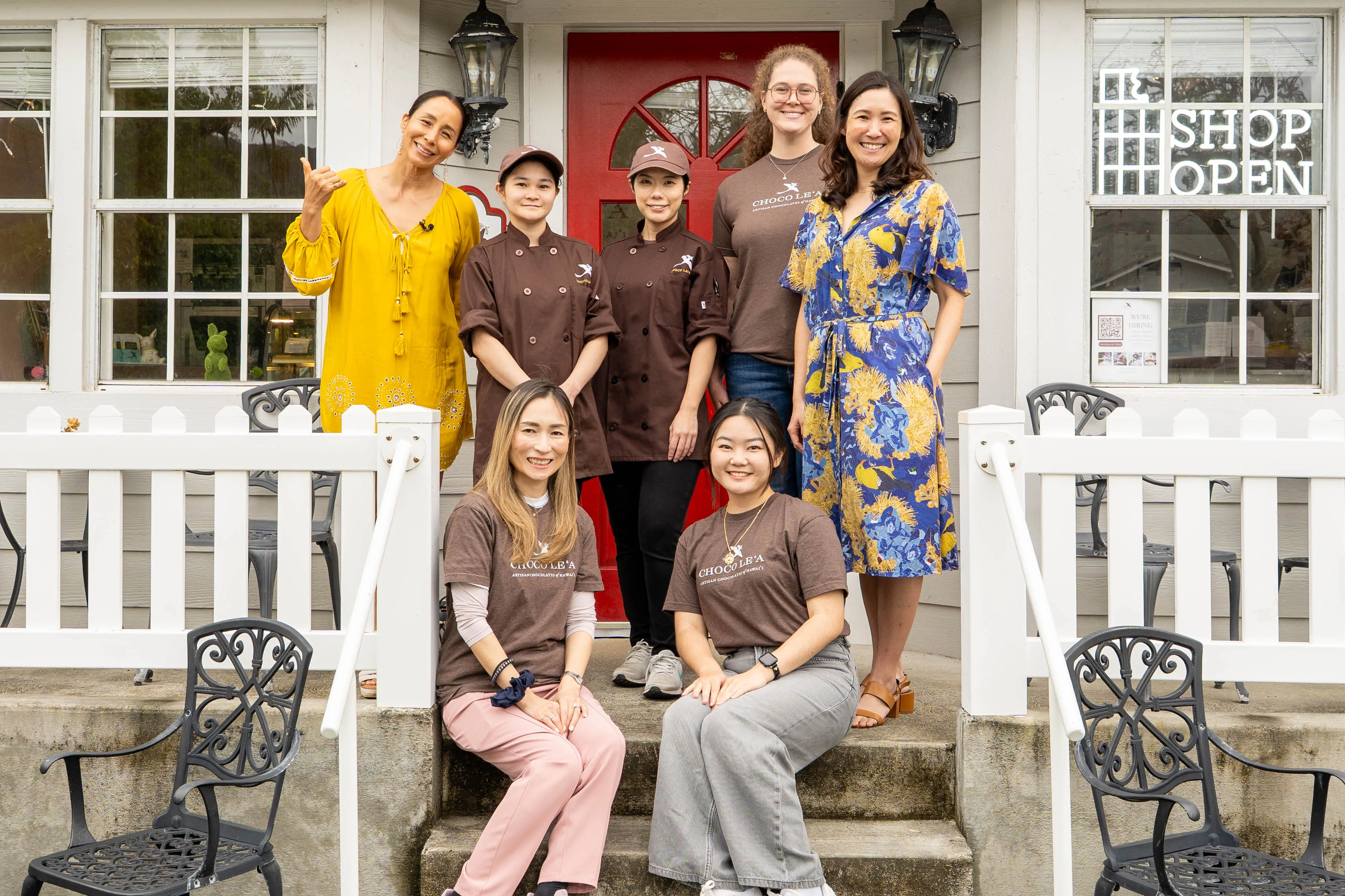 マノアのチョコレート専門店・ショコレアの前でスタッフと記念撮影